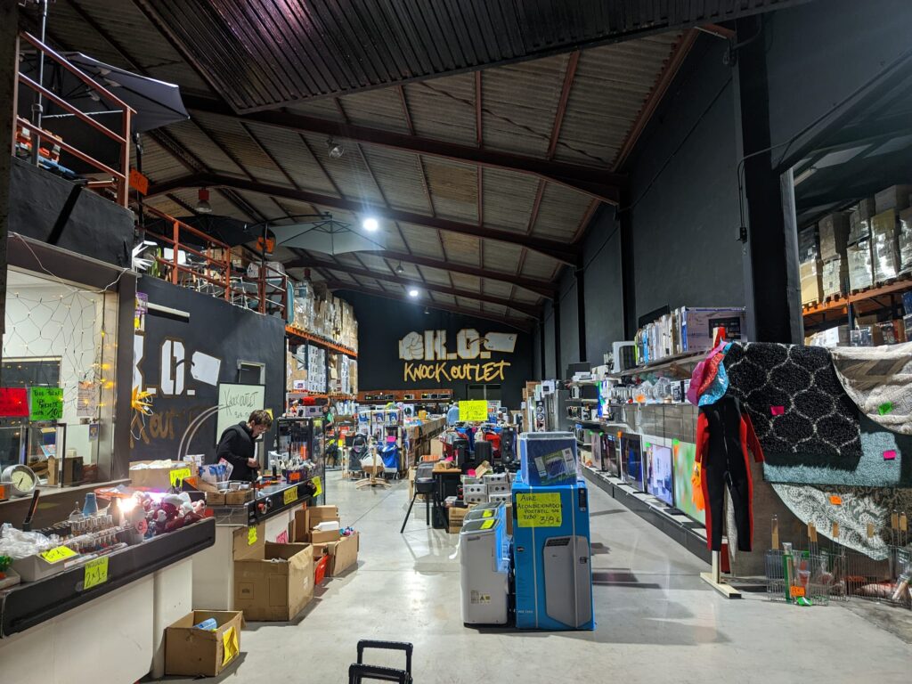 Interior de la tienda KnockOutlet en Torrevieja, con estanterías y productos outlet