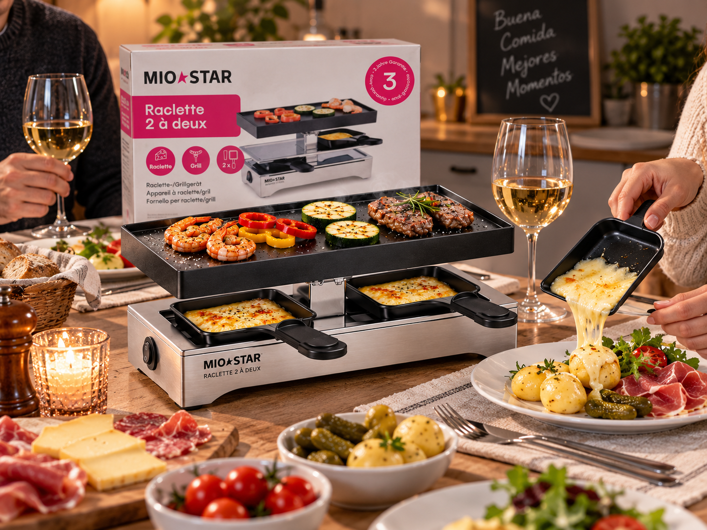 Raclette MIOSTAR en una mesa para dos, con queso fundido y alimentos en el grill